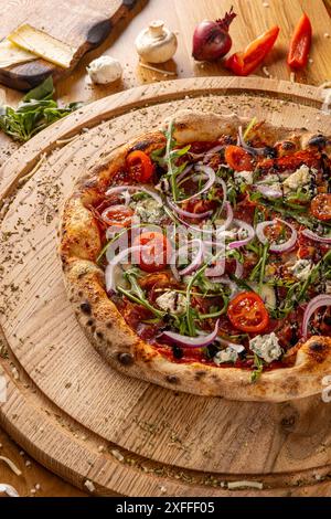 Details von frisch gebackener leckerer italienischer Pizza auf Holzbrett Stockfoto