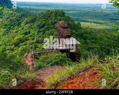 Phu Thok oder Wat Chetiyakhiri, wunderschöne Berglandschaft und Holzbrücken auf hohen felsigen Klippen, Provinz Bueng Kan, Thailand. Stockfoto