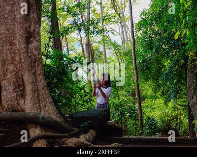 Touristenmädchen laufen auf Holzbrücken in Phu Thok oder Wat Chetiyakhiri, wunderschöne Berglandschaft, Provinz Bueng Kan, Thailand. Stockfoto