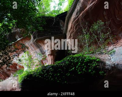 Phu Thok oder Wat Chetiyakhiri, wunderschöne Berglandschaft und Holzbrücken auf hohen felsigen Klippen, Provinz Bueng Kan, Thailand. Stockfoto