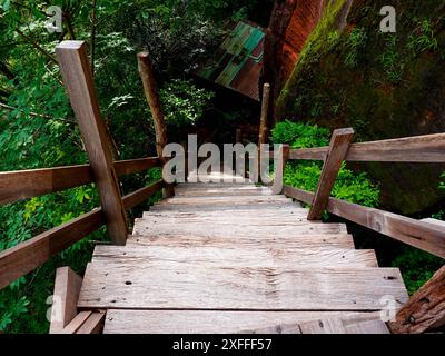 Phu Thok oder Wat Chetiyakhiri, wunderschöne Berglandschaft und Holzbrücken auf hohen felsigen Klippen, Provinz Bueng Kan, Thailand. Stockfoto