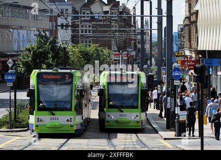 Aktenfoto vom 31/07/14 von Tramlink Trams, die sich entlang der George Street in Croydon, Surrey, vorbeifahren. Streiks von Ingenieuren in Londoner Straßenbahnen wurden nach der Beilegung eines Lohnstreits eingestellt, wobei eine verbesserte Lohnvereinbarung getroffen wurde, nachdem Beschwerden über Unterschiede zwischen Straßenbahnarbeitern und Mitarbeitern in der Londoner U-Bahn die gleiche Rolle gespielt hatten. Ausgabedatum: Mittwoch, 3. Juli 2024. Stockfoto