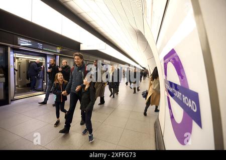 Aktenfoto vom 11/22 von Personen, die zum ersten Mal die Elizabeth Line in der Tottenham Court Road in London nutzen. Transport for London (TfL) gab bekannt, dass nun 4G- und 5G-Verbindungen für Passagiere verfügbar sind, die zwischen dem Bahnhof Liverpool Street und dem Royal Oak-Portal westlich des Bahnhofs Paddington verkehren, da die Eisenbahntunnel der Elizabeth Line unter dem Londoner Zentrum über Mobiltelefone verfügen. Ausgabedatum: Mittwoch, 3. Juli 2024. Stockfoto