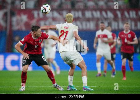 Alexander Prass aus Österreich und Bertug Yildirim aus Turkiye spielten am 2. Juli 2024 im Red Bull Arena Stadion in Leipzig während des UEFA Euro 2024-Spiels zwischen Österreich und Turkiye im Achtelfinale. (Foto: Bagu Blanco / SIPA USA) Stockfoto