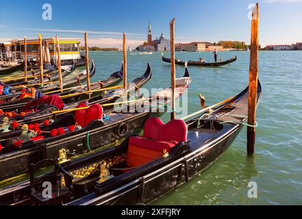 Gondeln legten am Canale Grande an und San Giorgio Maggiore im Hintergrund, Venedig, Italien Stockfoto