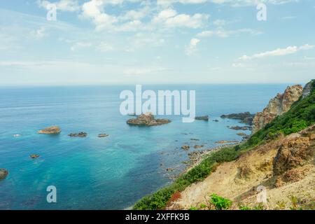 Kleine Skerries im Ozean an sonnigen Tagen in Hokkaido, Japan Stockfoto