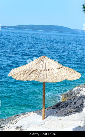 Strohschirm am Strand Stockfoto