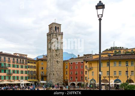 Riva del Garda, Gardasee, Italien - 24. Juni 2024: Die Piazza in Riva del Garda, Italien, ist gesäumt von einem imposanten Uhrturm und historischen Gebäuden *** Piazza in Riva del Garda, Italien, wird von einem imposanten Uhrturm und historischen Gebäuden gesäumt Stockfoto