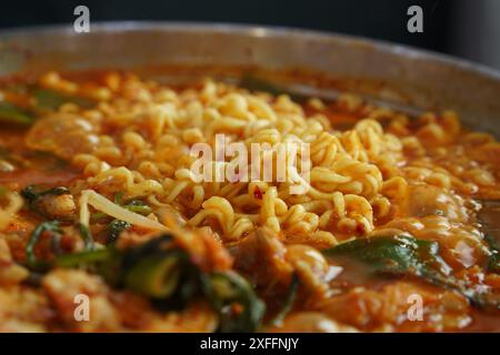 Koreanische Esskultur: Ramen mit Fischeintopf, gewürzt mit rotem Pfefferpulver Stockfoto