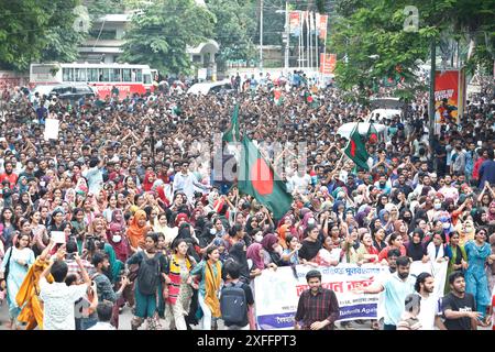 Dhaka, Bangladesch - 3. Juli 2024: Die Studenten der Universität Dhaka veranstalteten einen Campus-Protest, um die Abschaffung des Quotensystems für staatliche Arbeitsplätze zu fordern Stockfoto