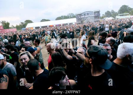 Mailand, Italien. Juli 2024. Das Publikum bildet eine Kreisgrube, als Agnostic Front am 2. Juli 2024 live im Konzert beim Rugby Sound Festival in der Nähe von Milano (Italien) auftritt (Foto: Mairo Cinquetti/NurPhoto). Quelle: NurPhoto SRL/Alamy Live News Stockfoto