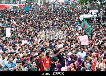 Dhaka, Bangladesch - 3. Juli 2024: Die Studenten der Universität Dhaka veranstalteten einen Campus-Protest, um die Abschaffung des Quotensystems für staatliche Arbeitsplätze zu fordern Stockfoto