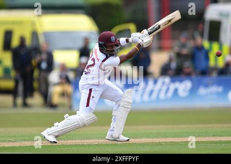 Beckenham, England. Juli 2024. Kavem Hodge schlägt am ersten Tag des Tourspiels zwischen dem First Class County Select XI und West Indies. Kyle Andrews/Alamy Live News Stockfoto