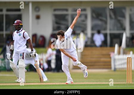 Beckenham, England. Juli 2024. John Turner Bowls am ersten Tag des Tourspiels zwischen dem First Class County Select XI und West Indies. Kyle Andrews/Alamy Live News Stockfoto