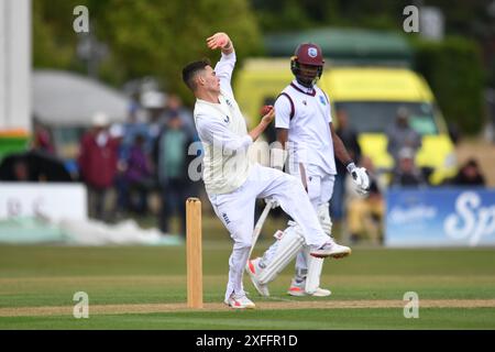 Beckenham, England. Juli 2024. Bertie Forman Bowls am ersten Tag des Tourspiels zwischen dem First Class County Select XI und West Indies. Kyle Andrews/Alamy Live News Stockfoto