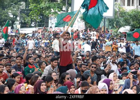 Dhaka, Bangladesch - 3. Juli 2024: Die Studenten der Universität Dhaka veranstalteten einen Campus-Protest, um die Abschaffung des Quotensystems für staatliche Arbeitsplätze zu fordern Stockfoto