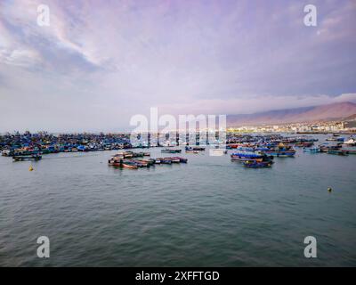 Seehafen mit vielen Booten und Schiffen, mit Blick auf den Hafen bei Sonnenuntergang. Stockfoto