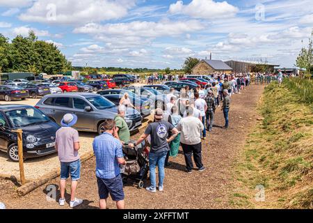 Die Massen stehen für den Diddly Squat Farm Shop (2020 von Jeremy Clarkson eröffnet) in der Nähe von Chadlington, Chipping Norton, Oxfordshire, England, Großbritannien Stockfoto