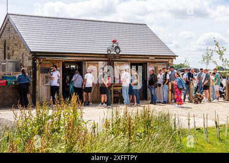 Die Massen stehen für den Diddly Squat Farm Shop (2020 von Jeremy Clarkson eröffnet) in der Nähe von Chadlington, Chipping Norton, Oxfordshire, England, Großbritannien Stockfoto