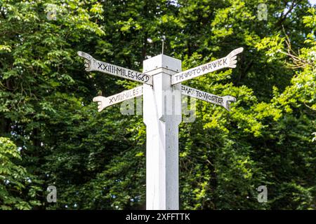 Izods Post oder Izods Cross Hands aus 1669 auf Westington Hügel errichtet über dem Cotswold Stadt Chipping Campden, Gloucestershire, Großbritannien Stockfoto