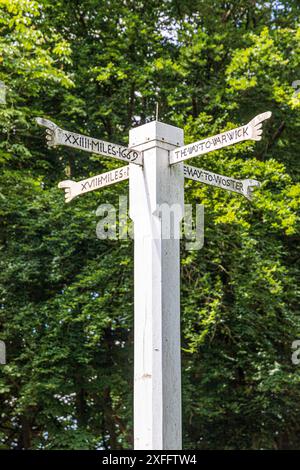 Izods Post oder Izods Cross Hands aus 1669 auf Westington Hügel errichtet über dem Cotswold Stadt Chipping Campden, Gloucestershire, Großbritannien Stockfoto