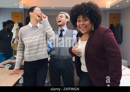 Eine Afro-Frau im Büro, die überrascht ist, kann nicht glauben, wovon sie reden, sie lacht mit einem Ausdruck des Schocks und schaut in die Kamera. Th Stockfoto