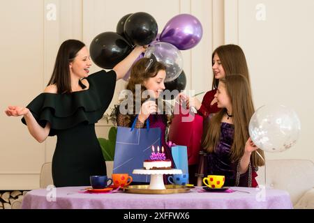 Die Familie feiert den Geburtstag des Mädchens mit Ballons und Geschenken. Gruppenfeier Stockfoto