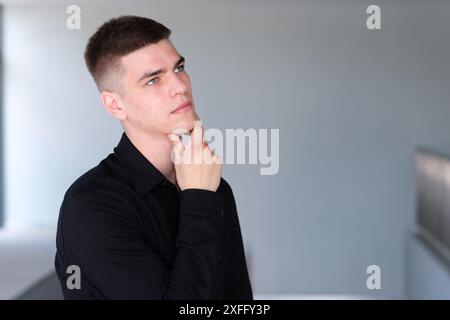 Staunender junger hispanischer Mann im Pullover, schockierter Ausdruck, offener Mund im Unglauben. Verängstigte, überraschte Gesichter, isoliert auf weißem Hintergrund. Überraschung Stockfoto