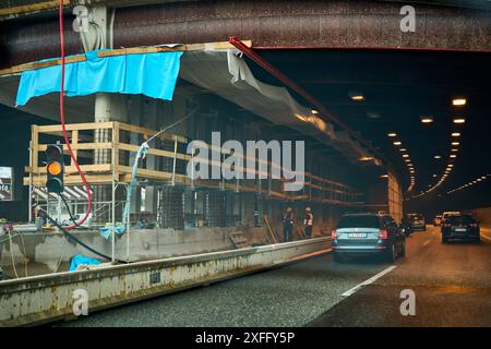 Brennerautobahn, Schönberg, Österreich - 1. Juli 2024: Renovierungs- und Bauarbeiten im Schönbergtunnel an der Brennerautobahn. Bauarbeiter auf der Baustelle neben starkem Verkehr *** Sanierungsmaßnahmen bzw. Bauarbeiten im Schönbergtunnel auf der Brennerautobahn. Bauarbeiter auf der Baustelle neben starkem Verkehr Stockfoto