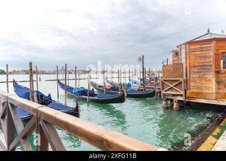 Der Reiz von Venedig: Gondeln auf den Kanälen Stockfoto