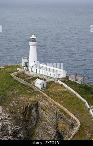 Ein Blick auf den Leuchtturm von South Stack und die spektakuläre Lage auf einem Felsvorsprung nordwestlich von Holyhead, Anglesey, Nordwales Stockfoto