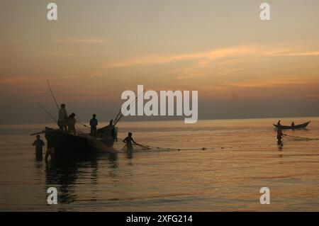 Das Leben der armen Fischer in Kuakata bleibt gleich. Das Foto wurde nach Sidr aufgenommen. Dezember 2007 Stockfoto