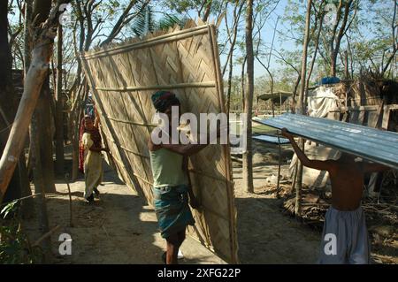 Wirbelstürme haben Hilfsgüter mitgebracht, um ihr Haus im Dorf Nasnapara in Patuakhali zu bauen. Stockfoto