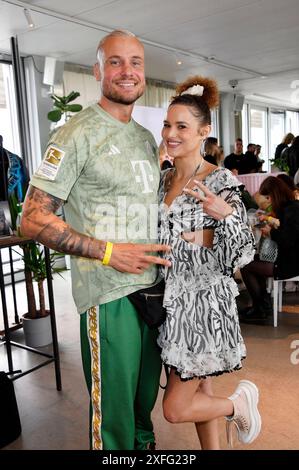 Eric Sindermann und Christin Okpara beim Mates Date Influencer Event auf der Berlin Fashion Week S/S 2025 im Atelier Rooftop. Berlin, 02.07.2024 *** Eric Sindermann und Christin Okpara beim Mates Date Influencer Event auf der Berlin Fashion Week S 2025 im Atelier Rooftop Berlin, 02 07 2024 Foto:Xn.xKubelkax/xFuturexImagex Mates 4623 Stockfoto