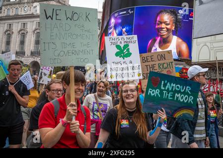 London / UK - 22. Juni 2024: Aktivisten protestieren auf dem Restore Nature Now march für Umweltschutz. 350 Organisationen einschließlich RSPB, WWF, Stockfoto