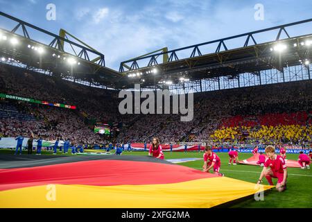 Choreographie der Fans von Deutschland vor dem Spiel, davor Fahne bei der Pre Match Zeremonie, DFB GER, Germany (GER) vs Denmark (DEN), Fussball Europameisterschaft, UEFA EURO 2024, Achtelfinale 29.06.2024 Foto: Eibner-Pressefoto/Michael Memmler Stockfoto