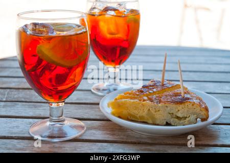 Wermut und spanisches Omelett, aus nächster Nähe. Spanien. Stockfoto