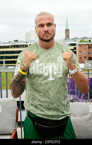 Eric Sindermann beim Mates Date Influencer Event auf der Berlin Fashion Week S/S 2025 im Atelier Rooftop. Berlin, 02.07.2024 *** Eric Sindermann beim Mates Date Influencer Event auf der Berlin Fashion Week S 2025 im Atelier Rooftop Berlin, 02 07 2024 Foto:XM.xWehnertx/xFuturexImagex Mates 4655 Stockfoto