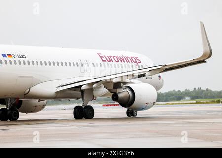 03. Juli 2024, Nordrhein-Westfalen, Düsseldorf: Ein Eurowings-Flugzeug auf dem Vorfeld des Flughafens. Foto: Christoph Reichwein/dpa Stockfoto