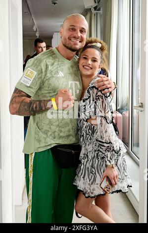 Eric Sindermann und Christin Okpara beim Mates Date Influencer Event auf der Berlin Fashion Week S/S 2025 im Atelier Rooftop. Berlin, 02.07.2024 *** Eric Sindermann und Christin Okpara beim Mates Date Influencer Event auf der Berlin Fashion Week S 2025 im Atelier Rooftop Berlin, 02 07 2024 Foto:XM.xWehnertx/xFuturexImagex Mates 4665 Stockfoto