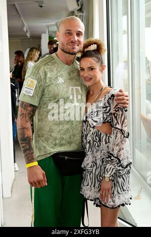 Eric Sindermann und Christin Okpara beim Mates Date Influencer Event auf der Berlin Fashion Week S/S 2025 im Atelier Rooftop. Berlin, 02.07.2024 *** Eric Sindermann und Christin Okpara beim Mates Date Influencer Event auf der Berlin Fashion Week S 2025 im Atelier Rooftop Berlin, 02 07 2024 Foto:XM.xWehnertx/xFuturexImagex Mates 4664 Stockfoto