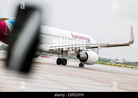 03. Juli 2024, Nordrhein-Westfalen, Düsseldorf: Ein Eurowings-Flugzeug auf dem Vorfeld des Flughafens. Foto: Christoph Reichwein/dpa Stockfoto