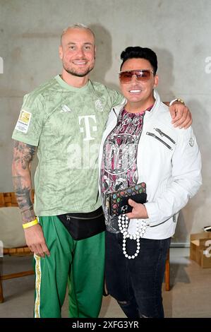 Eric Sindermann und Matthias Mangiapane beim Mates Date Influencer Event auf der Berlin Fashion Week S/S 2025 im Atelier Rooftop. Berlin, 02.07.2024 *** Eric Sindermann und Matthias Mangiapane beim Mates Date Influencer Event auf der Berlin Fashion Week S 2025 im Atelier Rooftop Berlin, 02 07 2024 Foto:XM.xWehnertx/xFuturexImagex Mates 4658 Stockfoto