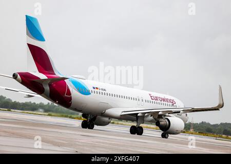 03. Juli 2024, Nordrhein-Westfalen, Düsseldorf: Ein Eurowings-Flugzeug auf dem Vorfeld des Flughafens. Foto: Christoph Reichwein/dpa Stockfoto