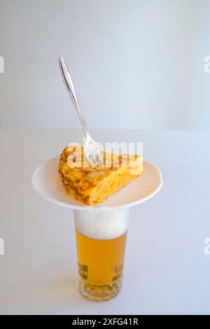 Typische spanische Tapas: spanisches Omelett auf ein Glas Bier. Stockfoto