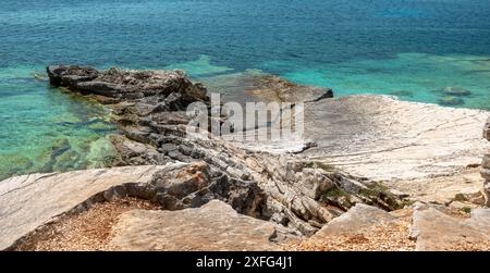 Felsen, die in eine kristallklare flache Bucht laufen, Kefalonia, Griechenland Stockfoto