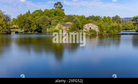 Lange Exposition bei Azenhas de Adaufe, alten Wassermühlen am Fluss, Braga, nördlich von Portugal. Stockfoto