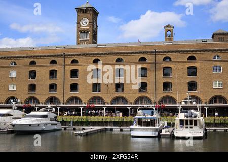 St Katherines Dock, London, 27-06-24. Es liegt in der Nähe der Themse und ist der einzige Yachthafen im Zentrum Londons. Es gibt viele trendige Bars und Restaurants Stockfoto