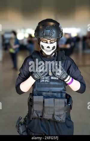 HARROGATE, GROSSBRITANNIEN - 22. JUNI 2024. Ein Nahporträt einer Cosplayerin bei einer Comic-Con-Veranstaltung, verkleidet als Figur aus dem Call of Duty Computer-GA Stockfoto