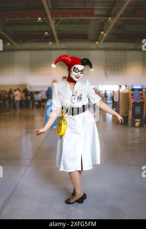 HARROGATE, GROSSBRITANNIEN - 22. JUNI 2024. Ein hübsches Mädchen Cosplayer verkleidet als Harley Quinn aus der Batman und Joker Film Franchise bei einem Comic-Concept-Event Stockfoto